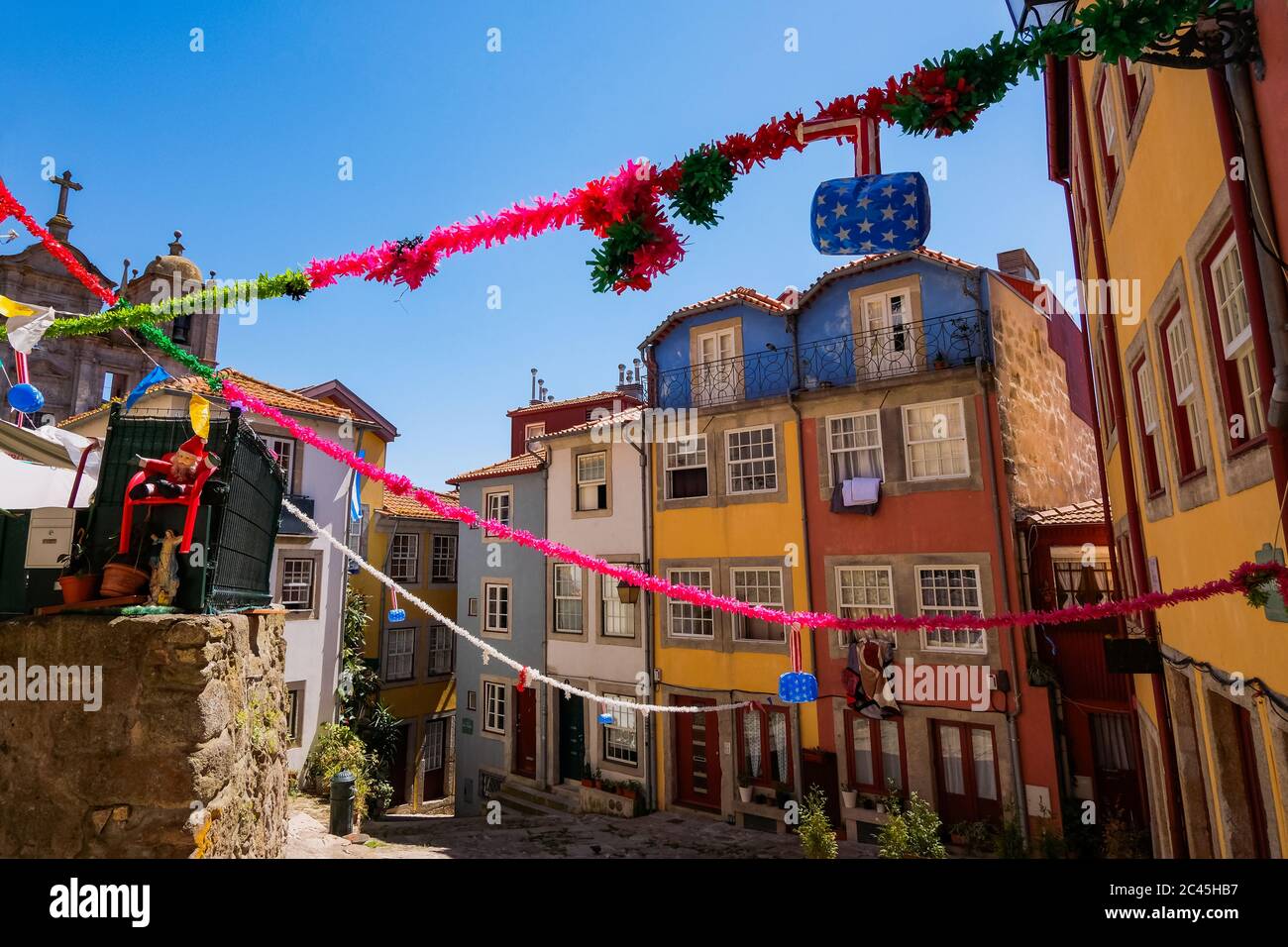 Porto, Portogallo - piccola piazza Cobblestone con le tradizionali case colorate con le decorazioni dei Santi popolari Foto Stock