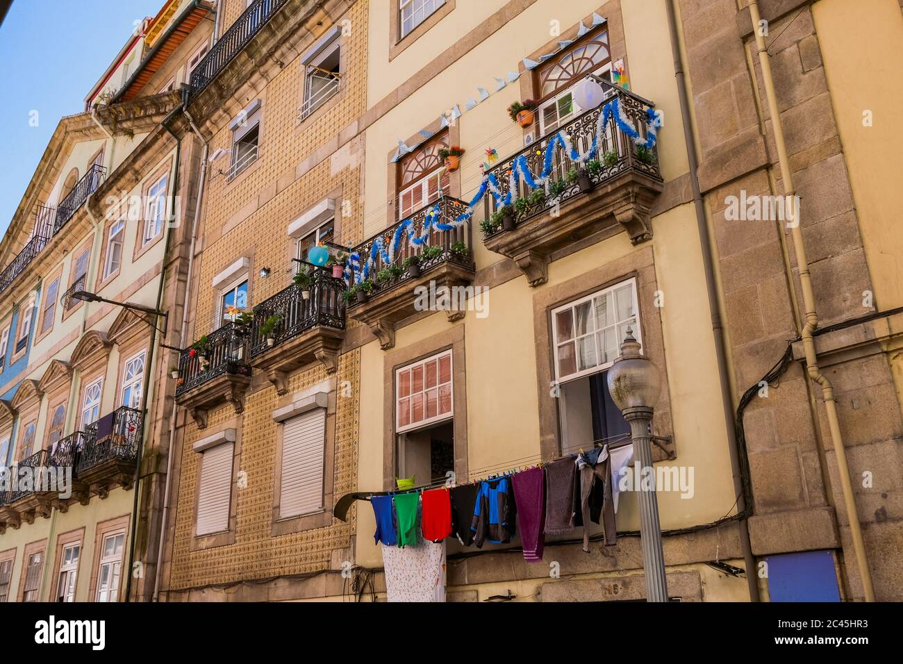 Porto, Portogallo - Case tradizionali colorate con piccoli balconi con decorazioni popolari Santi Foto Stock