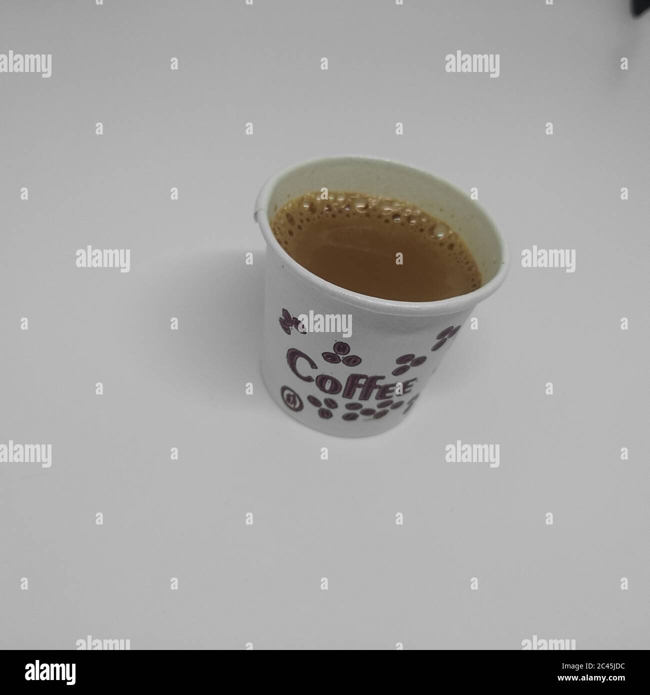 Tazza di carta da tè, tazza di carta da caffè, con tè e sfondo bianco Foto Stock