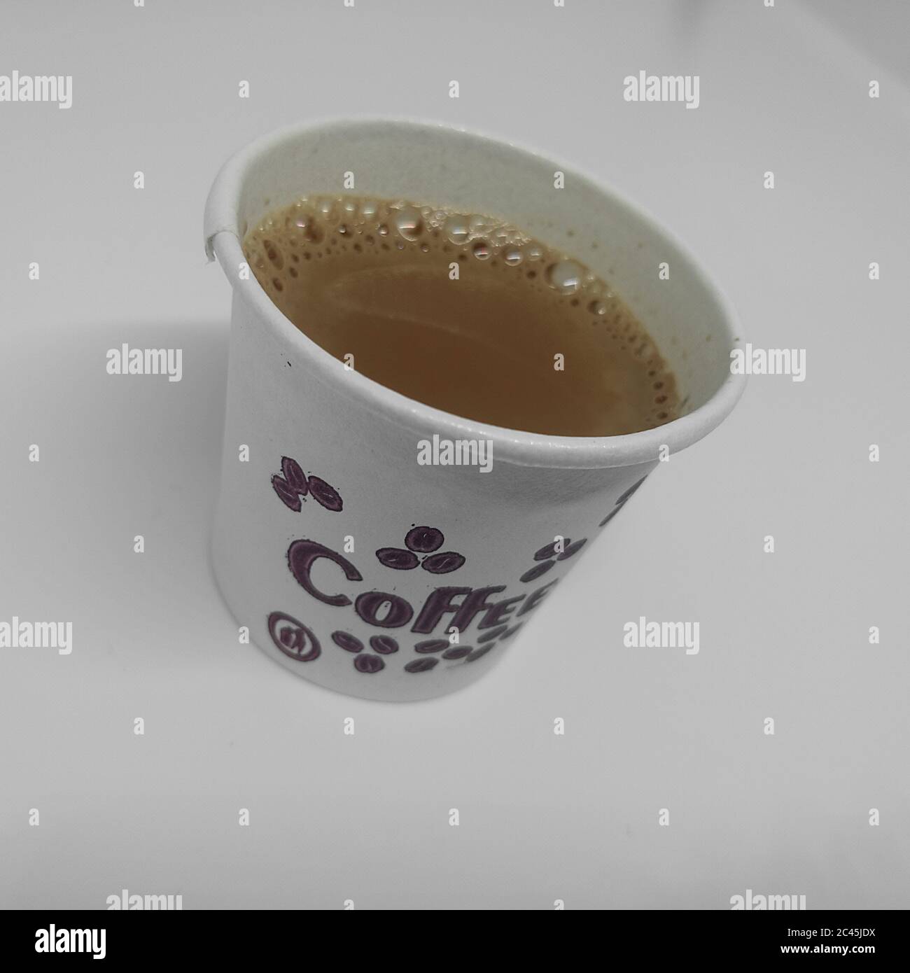 Tazza di carta da tè, tazza di carta da caffè, con tè e sfondo bianco Foto Stock