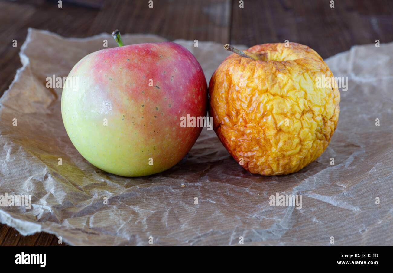 Mela marcio. Cibo viziato. Rifiuti alimentari. Apple su vecchie tavole. Foto Stock