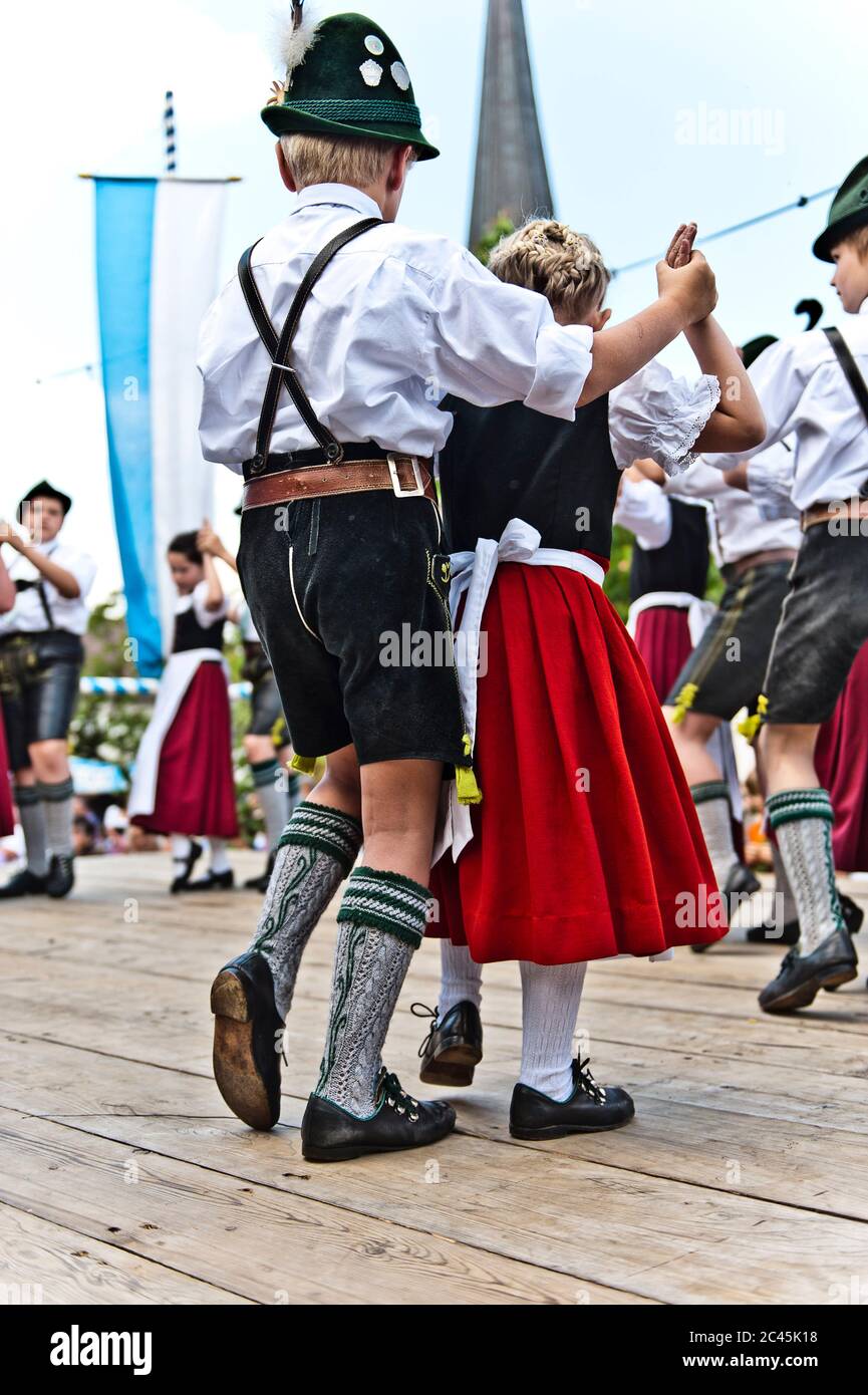 I bambini si esibiscono in una danza popolare, Rottenstuben, Baviera, Germania Foto Stock