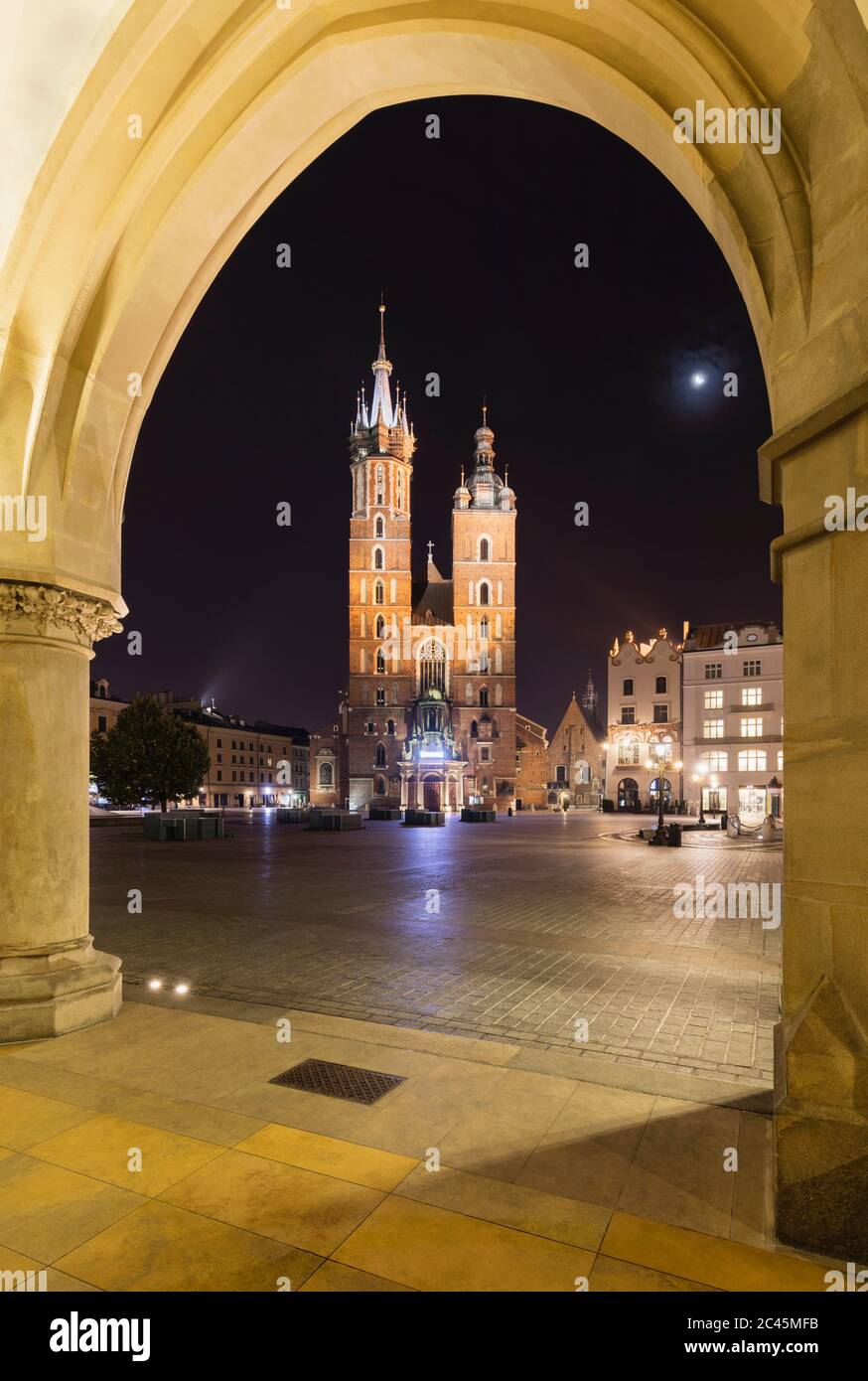 Vista serale della Basilica di Santa Maria, Cracovia, Polonia durante la crisi del virus Corona. Foto Stock