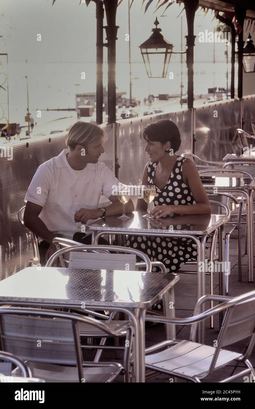 Una giovane coppia che vi gusterete un drink serale in un bar sul lungomare di Southend-on-Sea, Essex, Inghilterra, UK Foto Stock