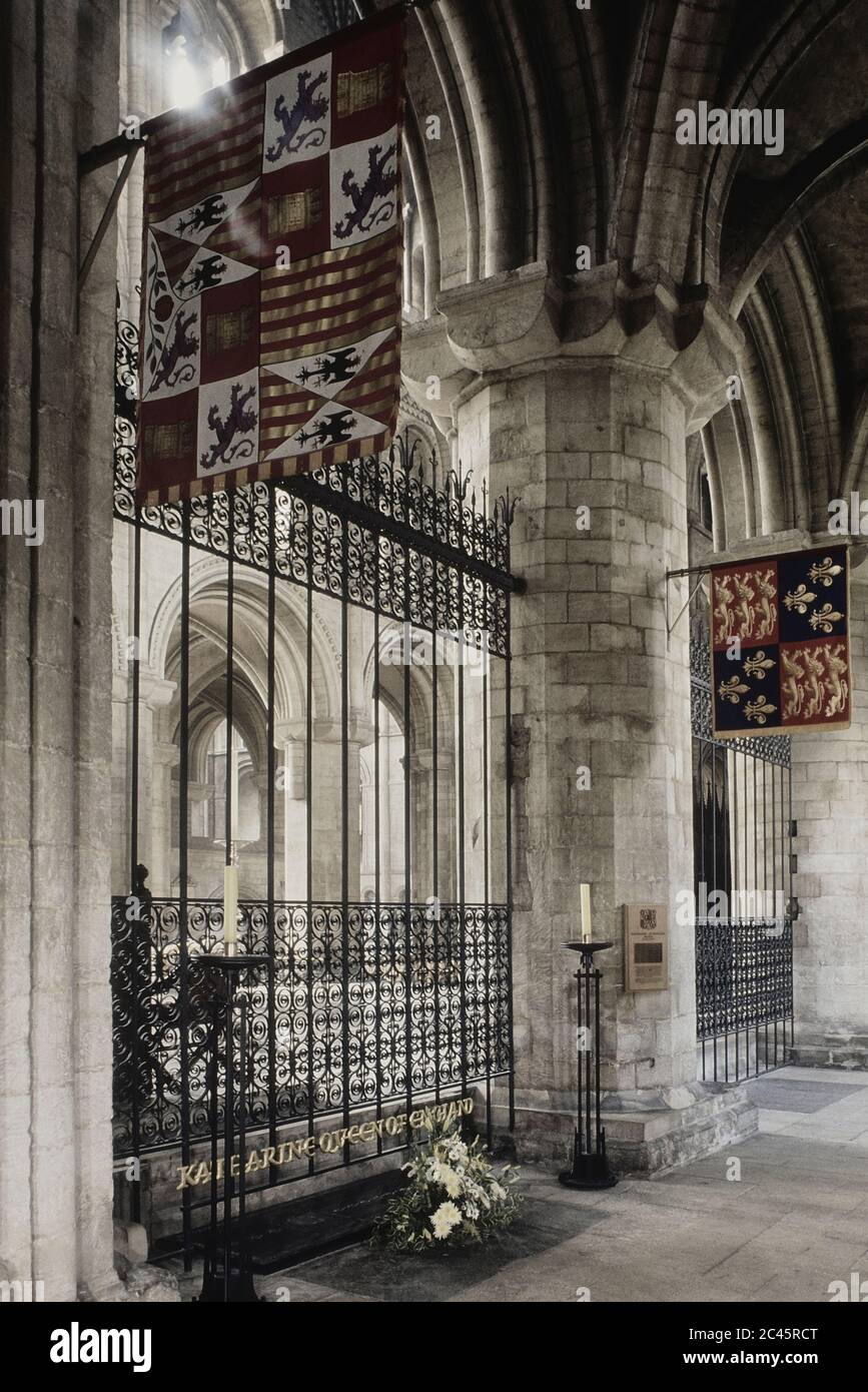 Tomba di Caterina d'Aragona, prima delle sei mogli di Enrico VIII. Peterborough Cathedral, Cambridgeshire Inghilterra Regno Unito Foto Stock
