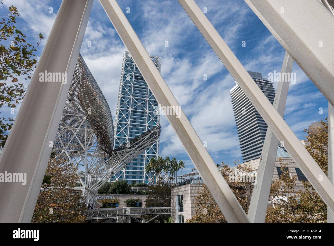 Struttura in acciaio al casinò con Hotel Arts sullo sfondo, Barcellona, Spagna Foto Stock