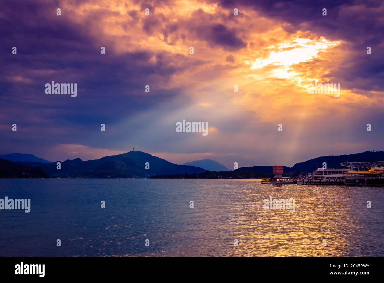 Spettacolare luce solare su Wörthersee a Klagenfurt, Carinzia, Austria Foto Stock