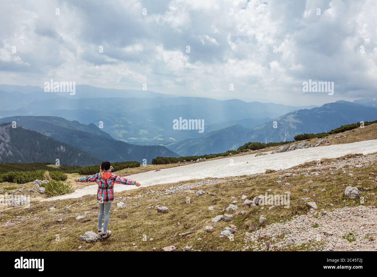 Giovane ragazza che gode di vista sul paesaggio alpino di montagna a Schneeberg in bassa Austria Foto Stock