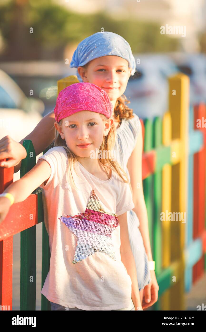 Ritratto di due ragazze che indossano bandana pirata guardando la  fotocamera durante le vacanze estive Foto stock - Alamy