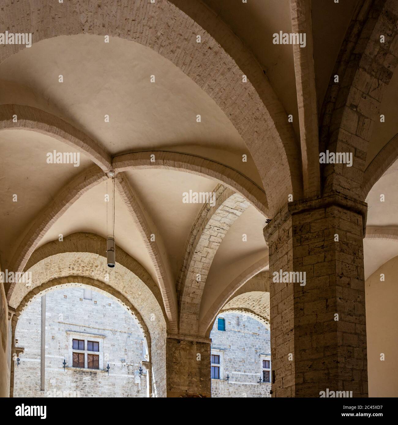 Il Palazzo del Podestà, in Piazza dei Priori, nell'antico borgo medievale di Narni. Il portico con la volta a croce. Umbria, Terni, Italia. Foto Stock