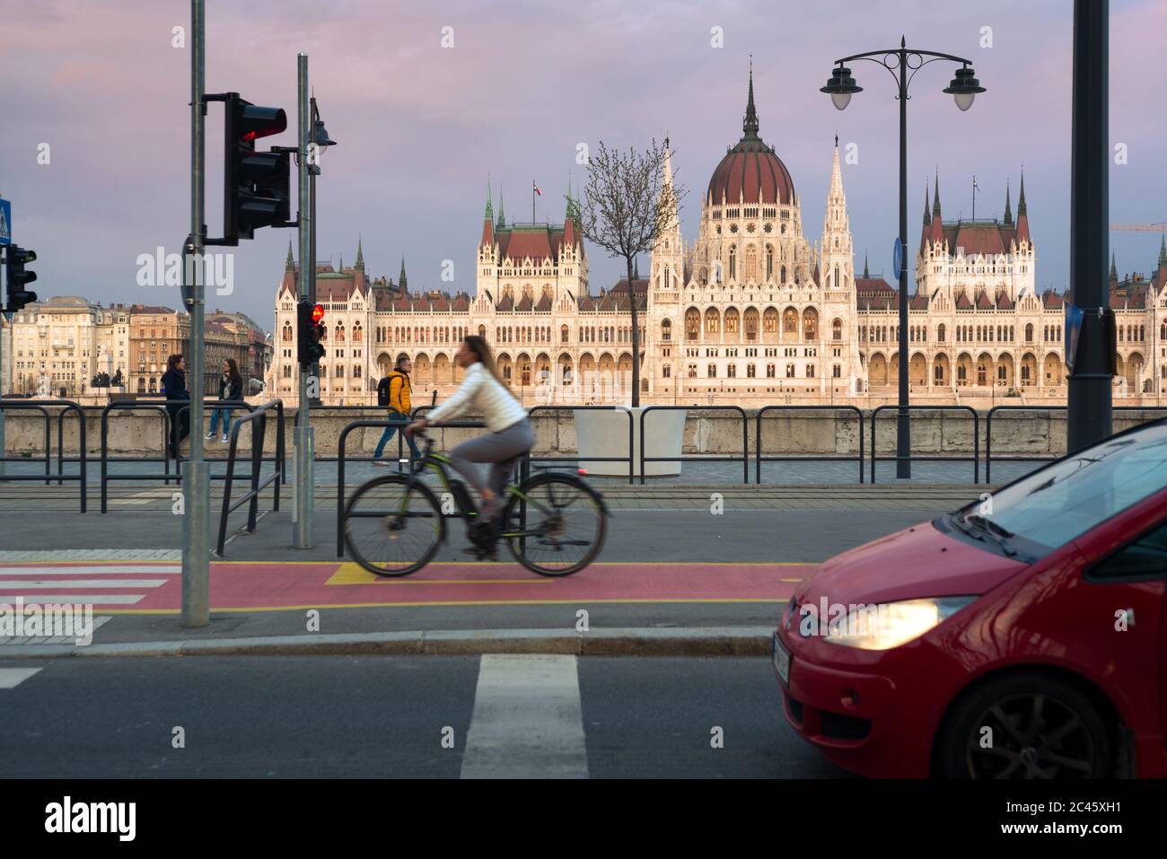 Traffico cittadino contro il Parlamento ungherese Foto Stock
