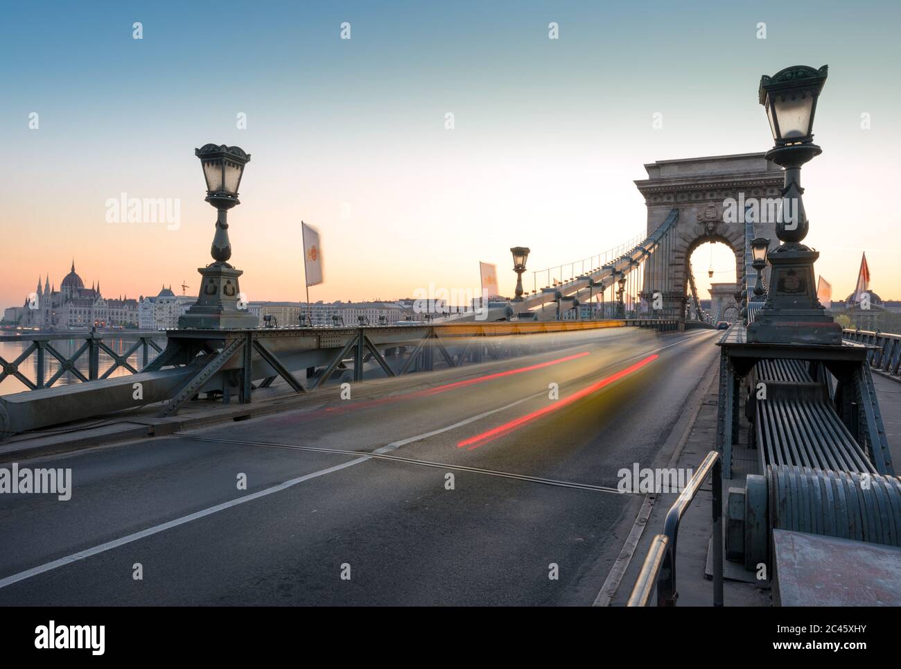 Ponte a catena a Budapest, semaforo Motion Foto Stock
