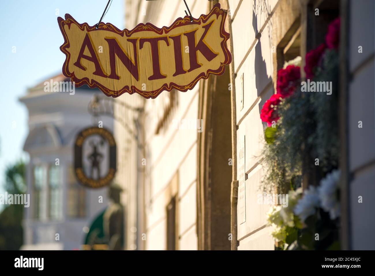 Insegna del negozio di antiquariato contro la strada della città vecchia di Budapest Foto Stock