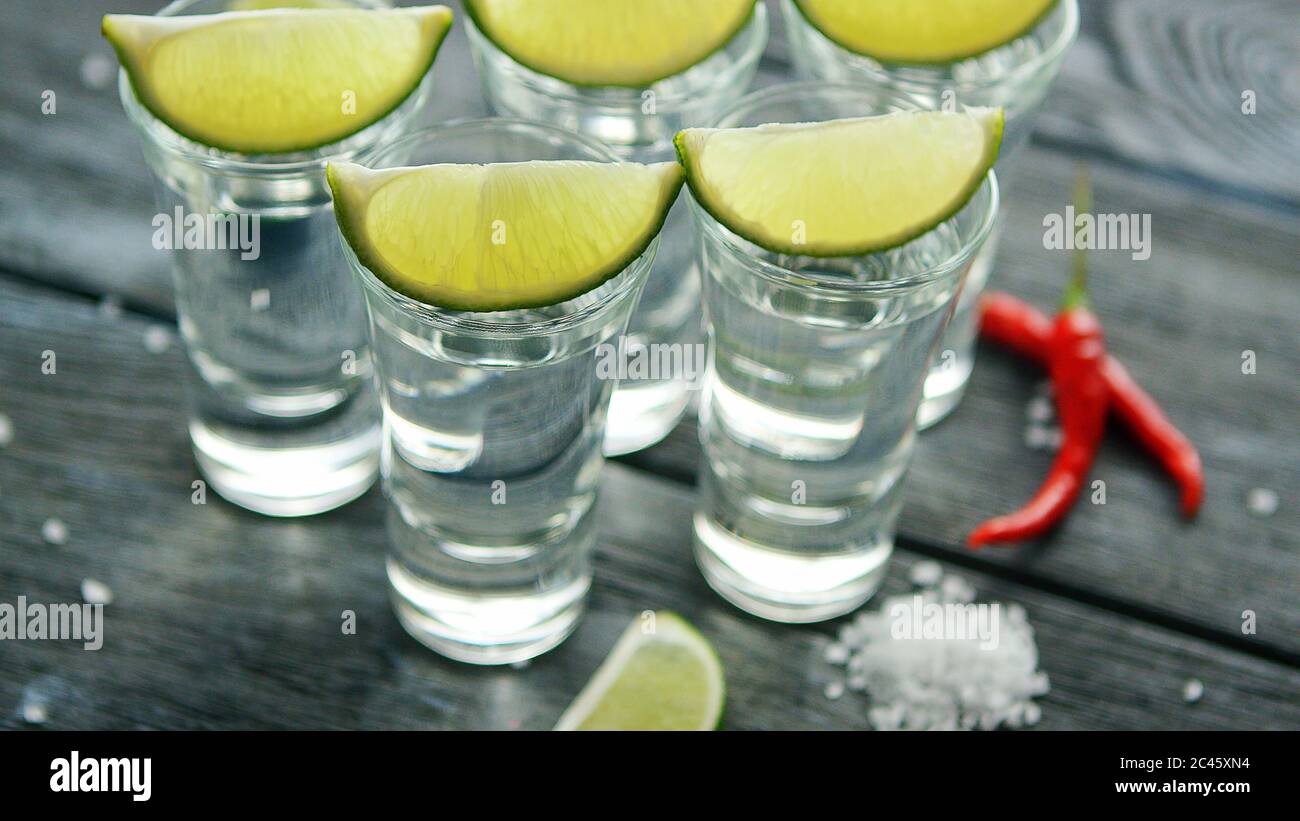 Scatti di Tequila serviti al tavolo Foto Stock