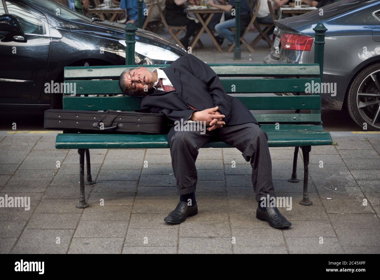 Musicista di mezza età si addormentano su un banch Foto Stock