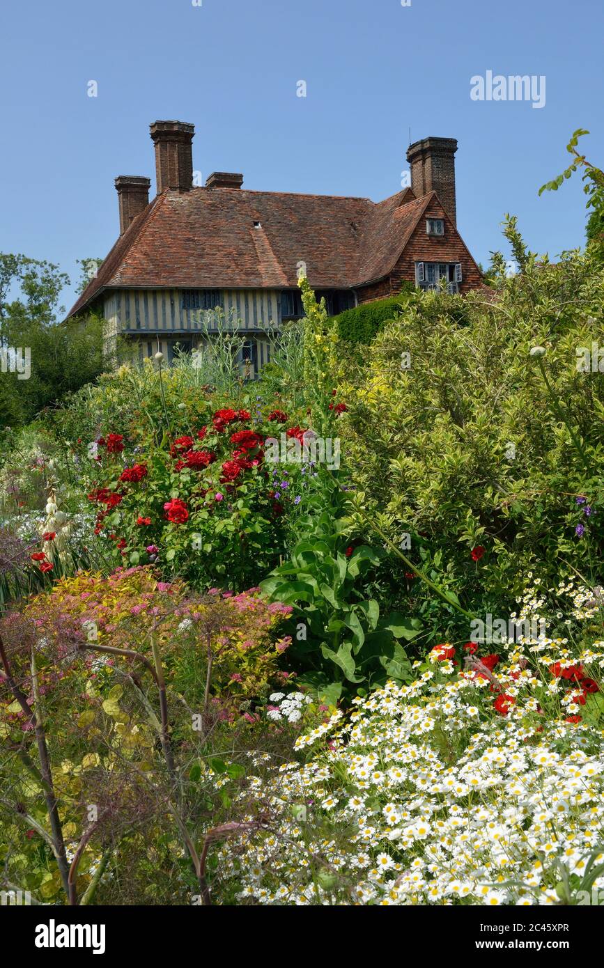 Il lungo confine a Great Dixter House & Gardens, Northam, East Sussex, Inghilterra, Regno Unito Foto Stock