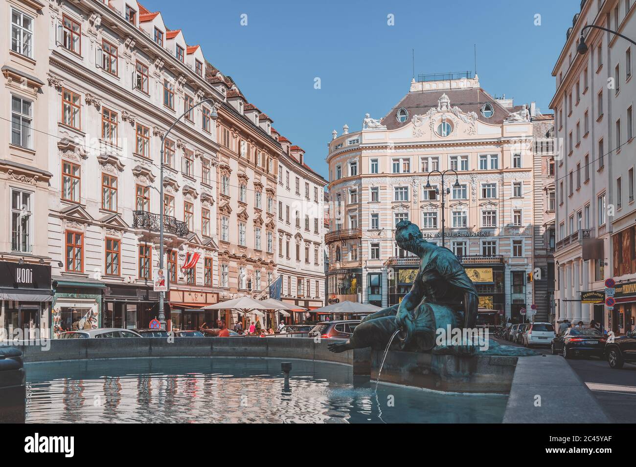 Vienna scena di edifici tipici e fontana in primo piano Foto Stock