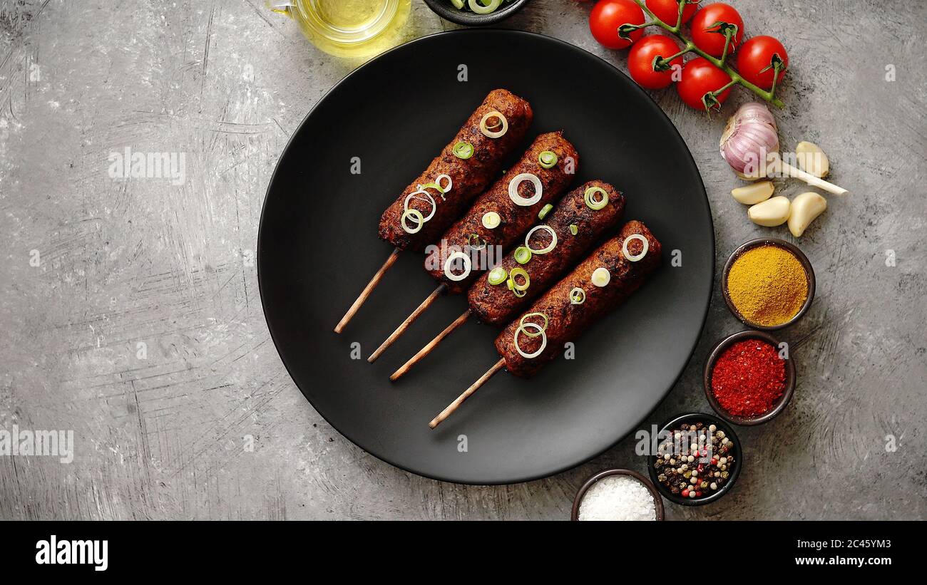 La Turchia alla brace kebab decorate con cipolla fresca Foto Stock