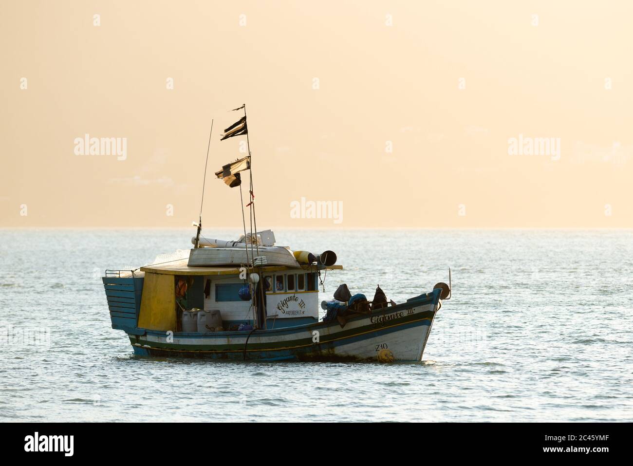 Una tradizionale barca da pesca in legno da Ilhabela, se Brasile Foto Stock