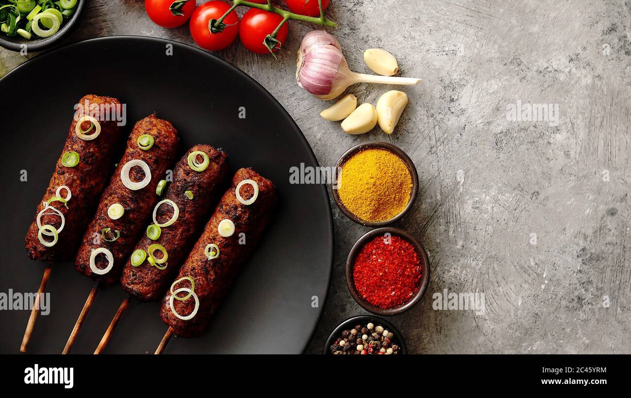 La Turchia alla brace kebab decorate con cipolla fresca Foto Stock