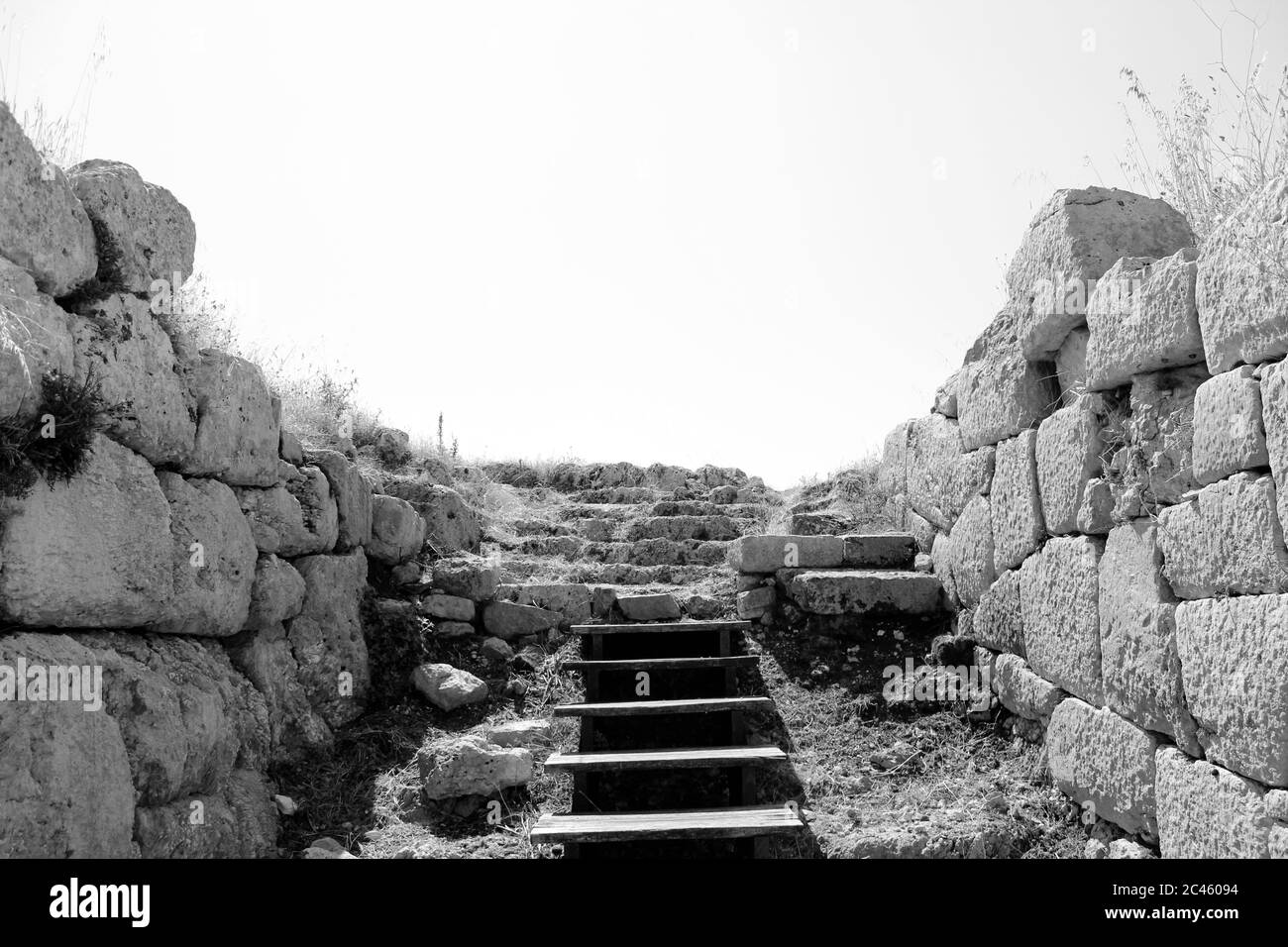 Sito archeologico dell'antica città di Norba Latina, in provincia di Latina, Lazio, Italia. I resti di mura in pietra e strade acciottolate. Foto Stock