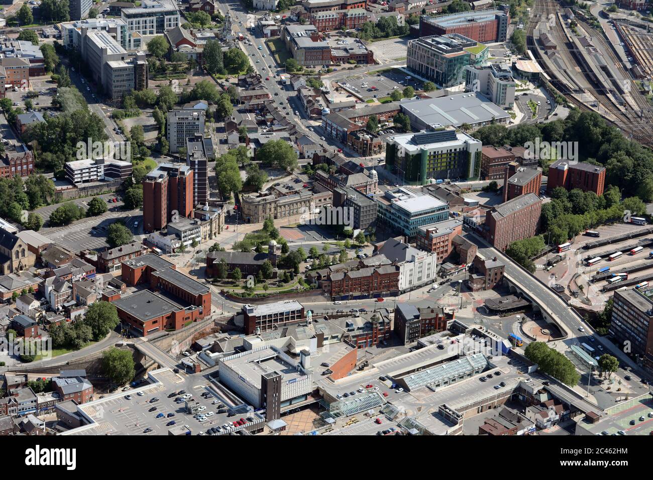 Vista aerea di Mersey Square e della Chiesa di San Pietro, centro di Stockport. Inoltre in vista: La palestra Life Leisure Grand Central e la Biblioteca ecc Foto Stock