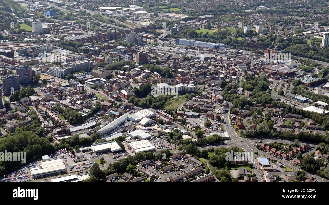 Vista aerea di Stockport che guarda lungo Hall Street con Brookside Industrial Estate & Hempshaw Industrial Estate in primo piano e il centro città dietro Foto Stock