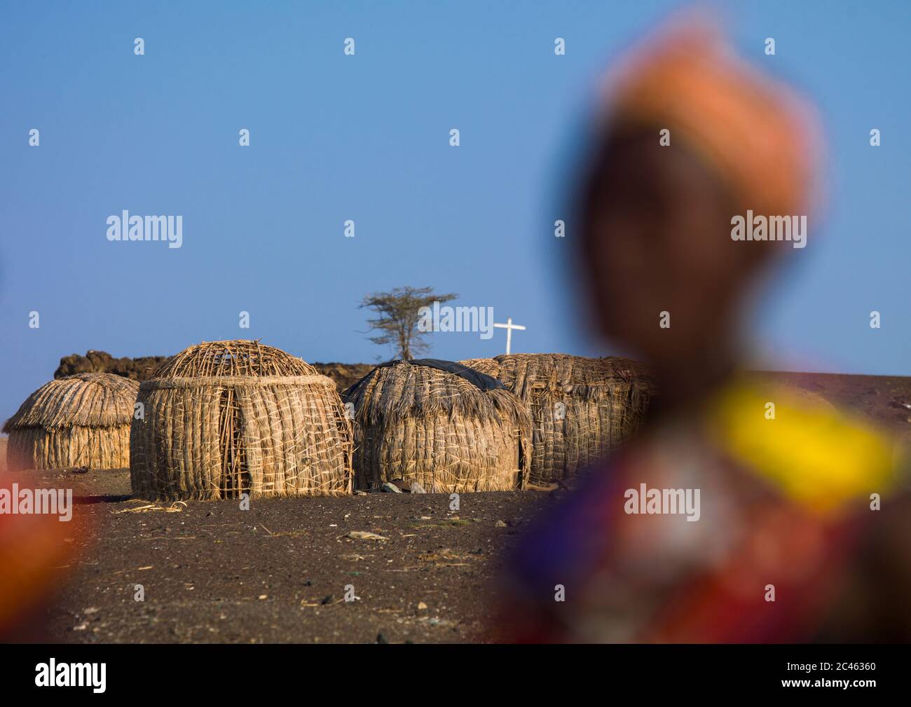 Capanne d'erba e croce cristiana nel villaggio della tribù del Molo, lago Turkana, Loiyangalani, Kenya Foto Stock