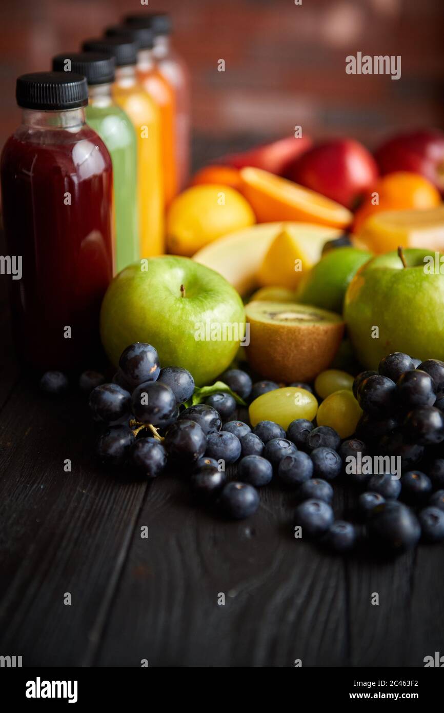 Bottiglie colorate piene di frutta fresca e succo di verdure o frullato Foto Stock