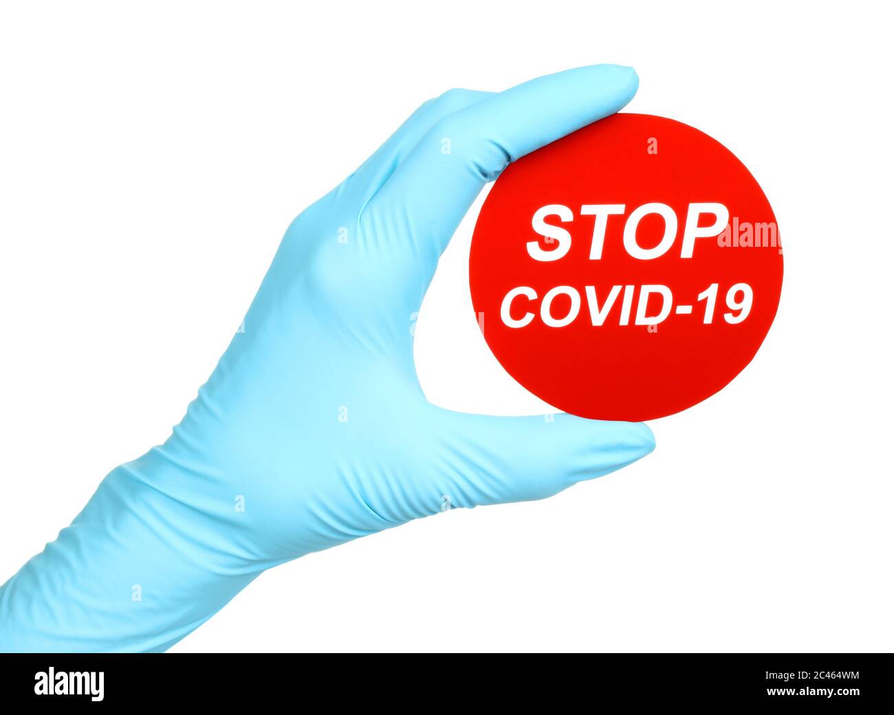 La mano della donna nei guanti medici tiene il segno rosso Stop Covid-19 su sfondo bianco Foto Stock