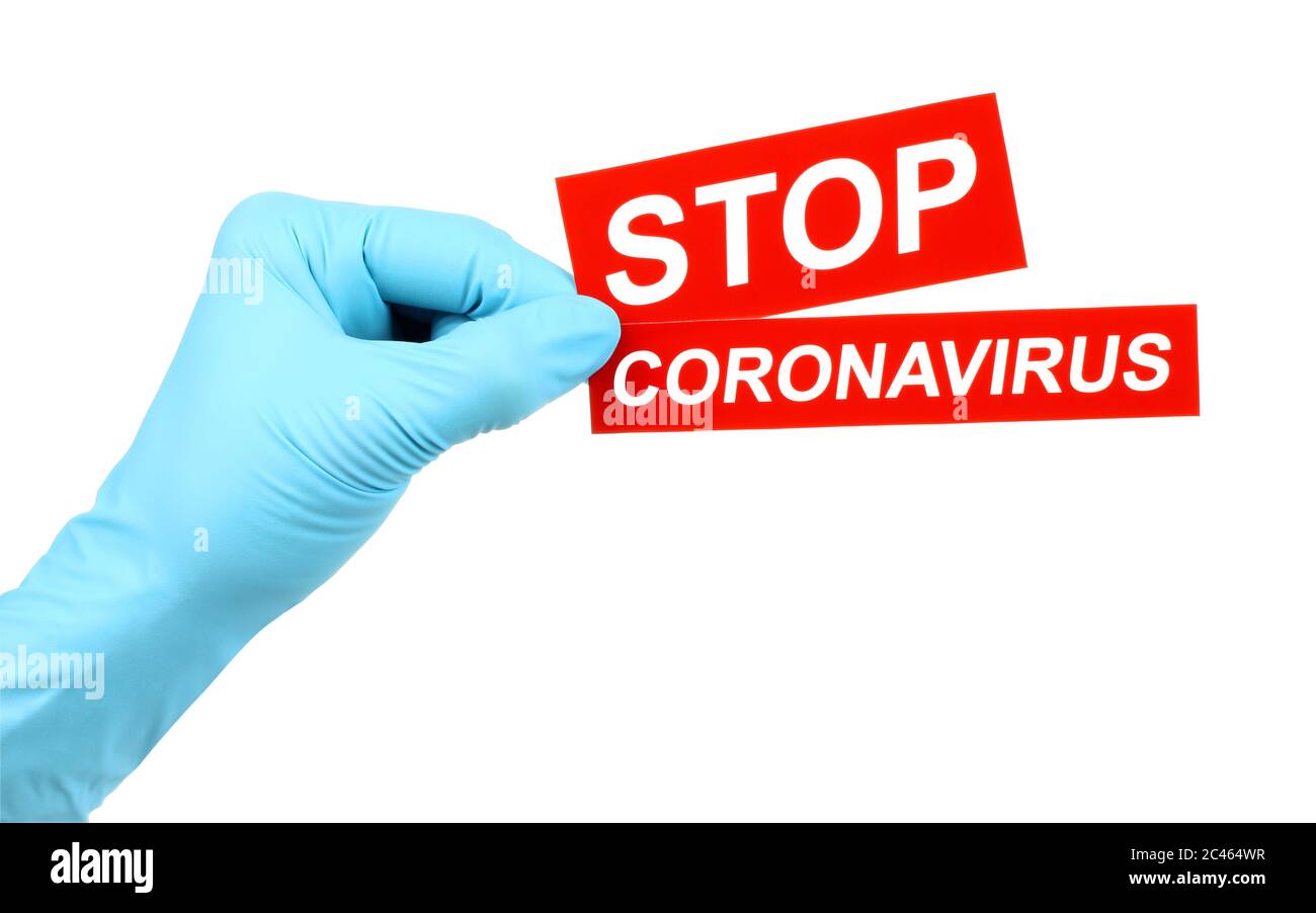 Donna mano in guanti medici tiene il segno rosso Stop Coronavirus su sfondo bianco Foto Stock