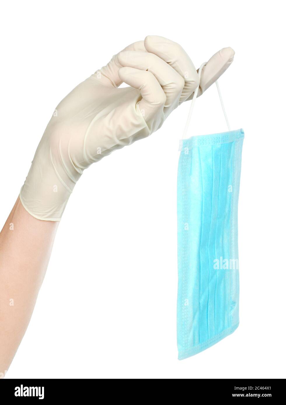La mano della donna nei guanti medici tiene la maschera medica su sfondo bianco Foto Stock