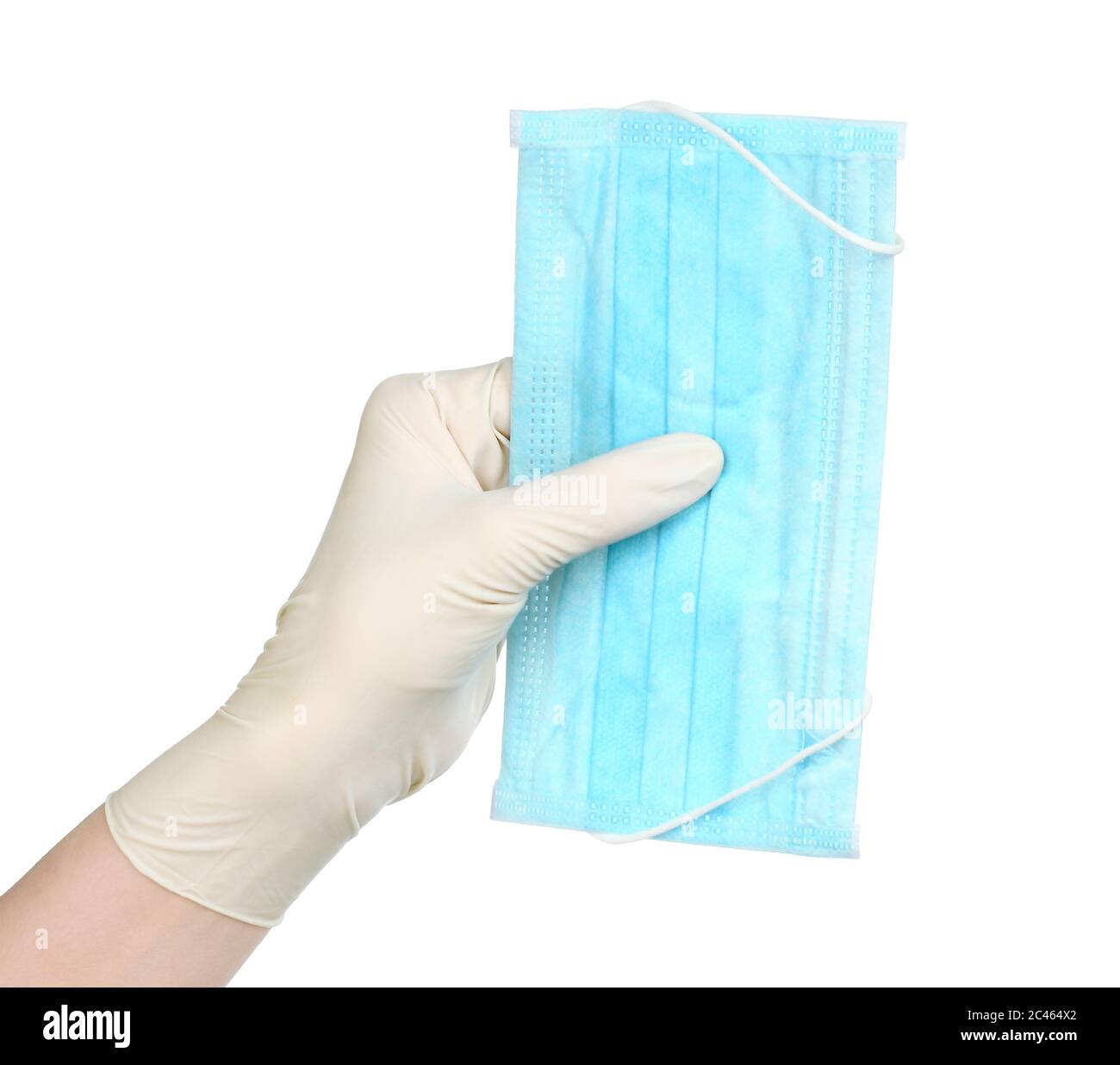 La mano della donna nei guanti medici tiene la maschera medica su sfondo bianco Foto Stock