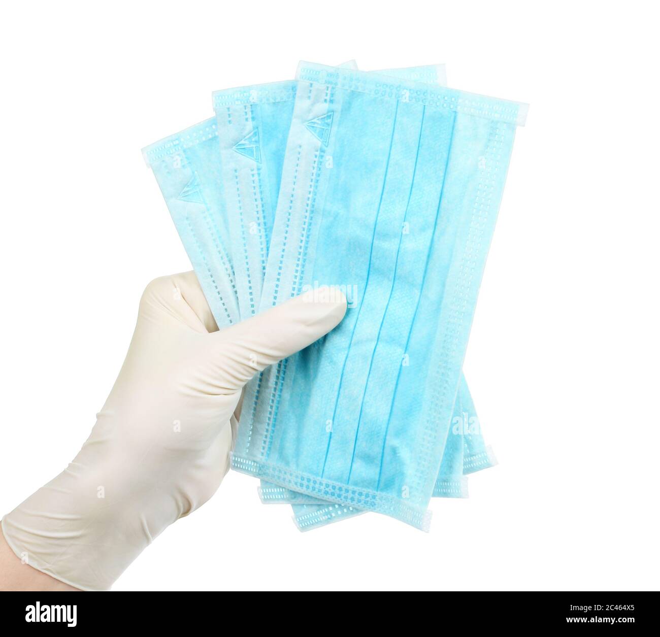 La mano della donna nei guanti medici tiene le maschere mediche su sfondo bianco Foto Stock