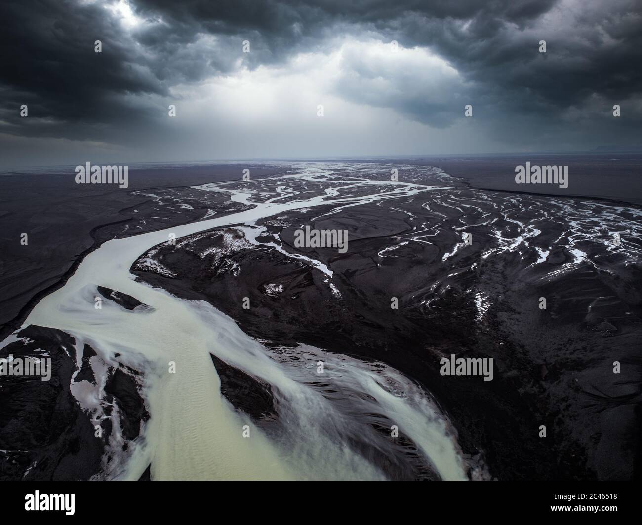 Immagine aerea dei modelli fluviali e delle nubi drammatiche in Islanda Foto Stock