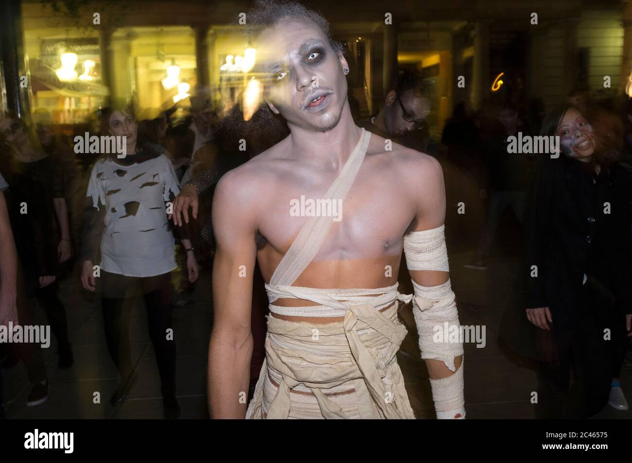 Mass Thriller Dance, Covent Garden, Londra, parte di "Thriller The World", una danza simultanea annuale mondiale del "Thriller" di Michael Jackson. Il Foto Stock