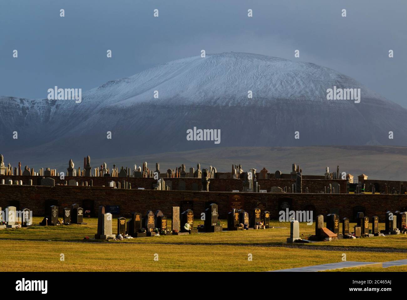Warebeth Cemetery con Hoy Behind, Orkney Isles Foto Stock