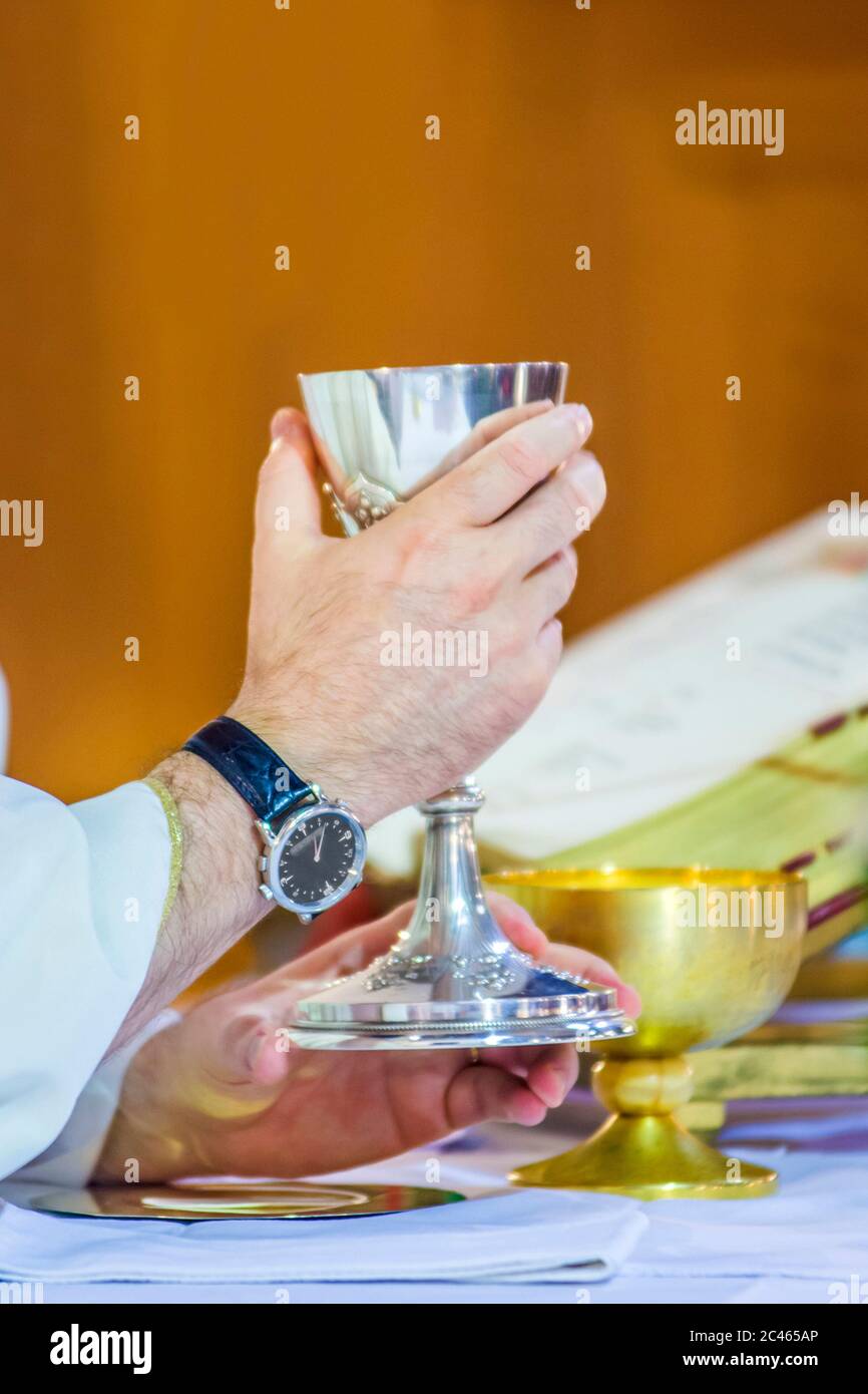 nella chiesa il vino diventa il sangue di cristo, e l'ostia diventa il corpo di cristo Foto Stock