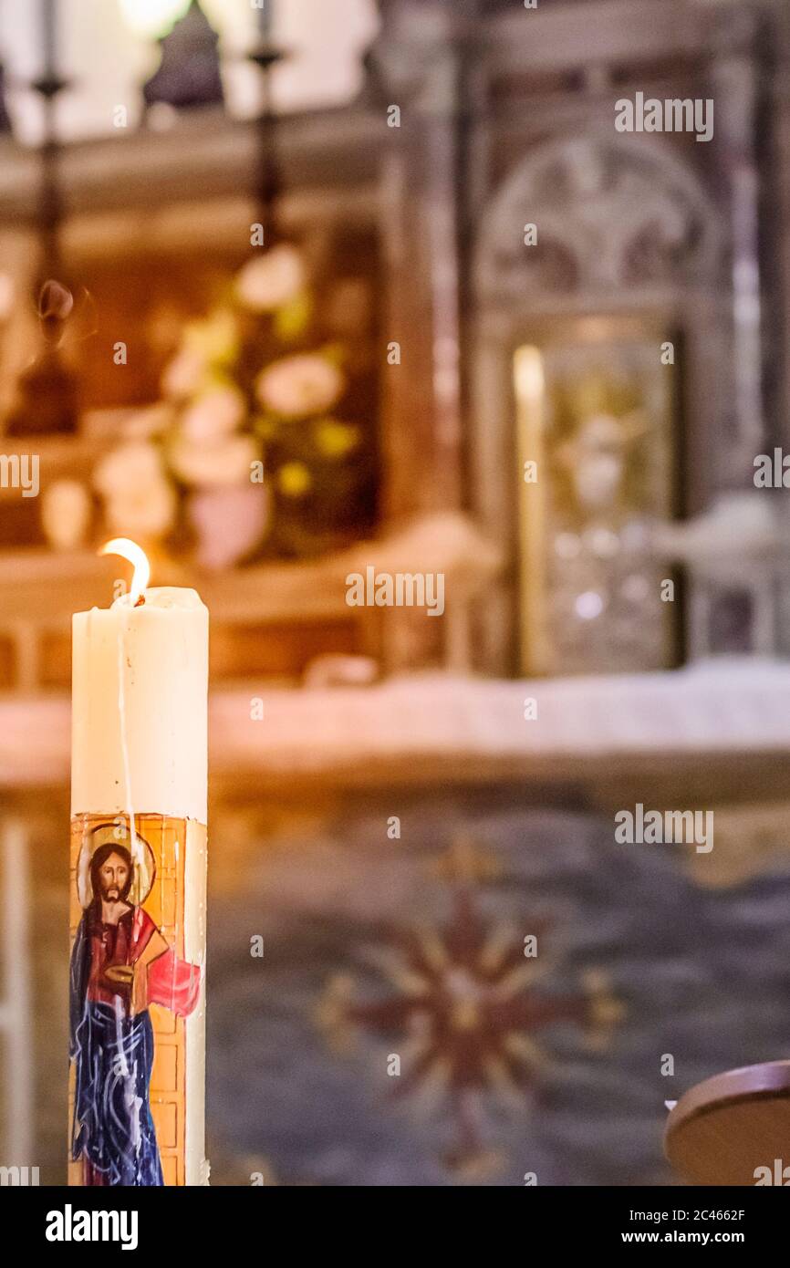 La candela pasquale illumina l'altare e il tabernacolo e non lascia mai solo il cuore di Gesù Foto Stock