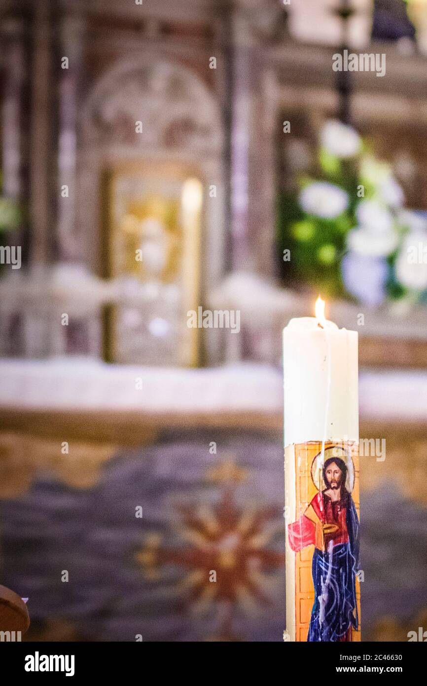 La candela pasquale illumina l'altare e il tabernacolo e non lascia mai solo il cuore di Gesù Foto Stock