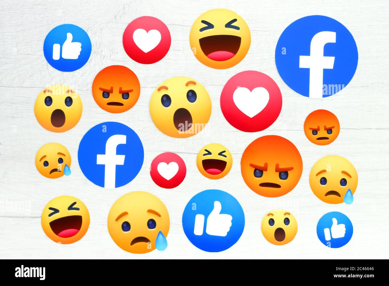 Kiev, Ucraina - 10 maggio 2019: Nuovo Facebook come pulsante 6 empatico Emoji reazioni stampate su carta e poste su sfondo di legno. Facebook è un noi Foto Stock