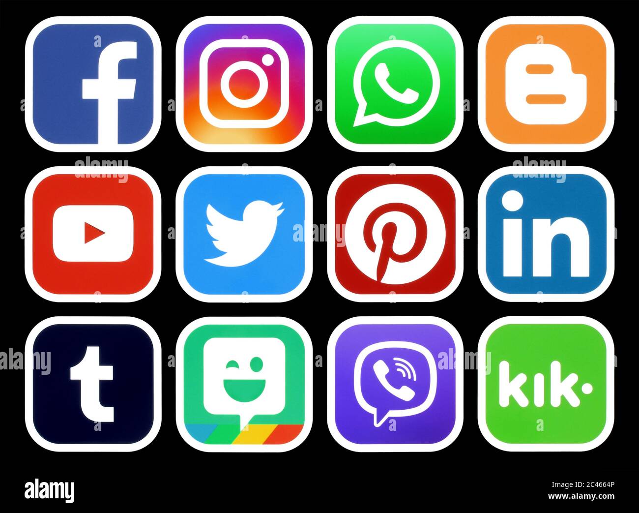 Kiev, Ucraina - 01 marzo 2019: Icone popolari dei social media con bordo bianco su sfondo nero stampato su carta: Facebook, Twitter, Instagram, Pinteres Foto Stock