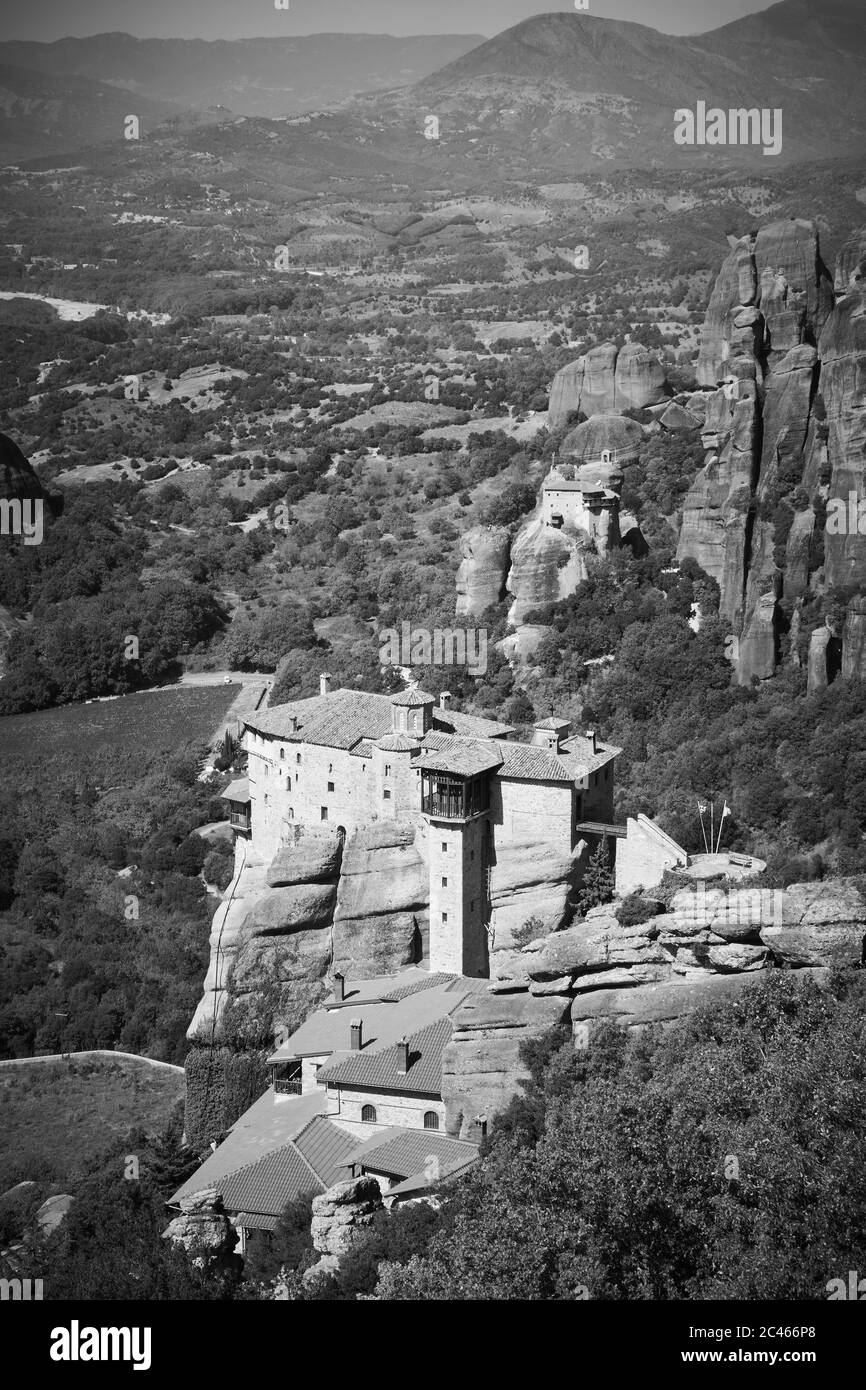 Antico convento sulla scogliera di Meteora in Grecia - Nero e bianco paesaggio greco Foto Stock