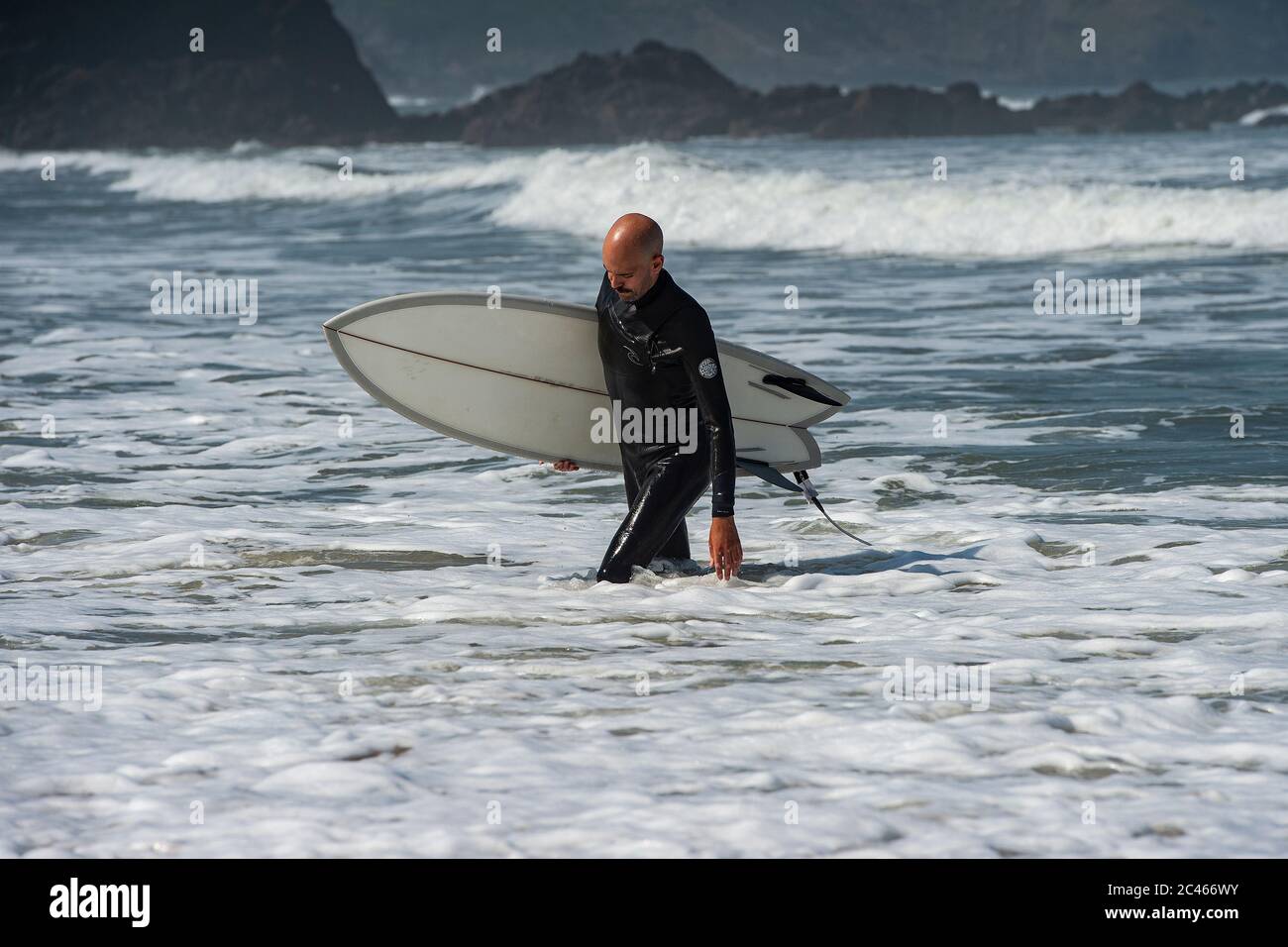 surfer che lascia l'acqua Foto Stock