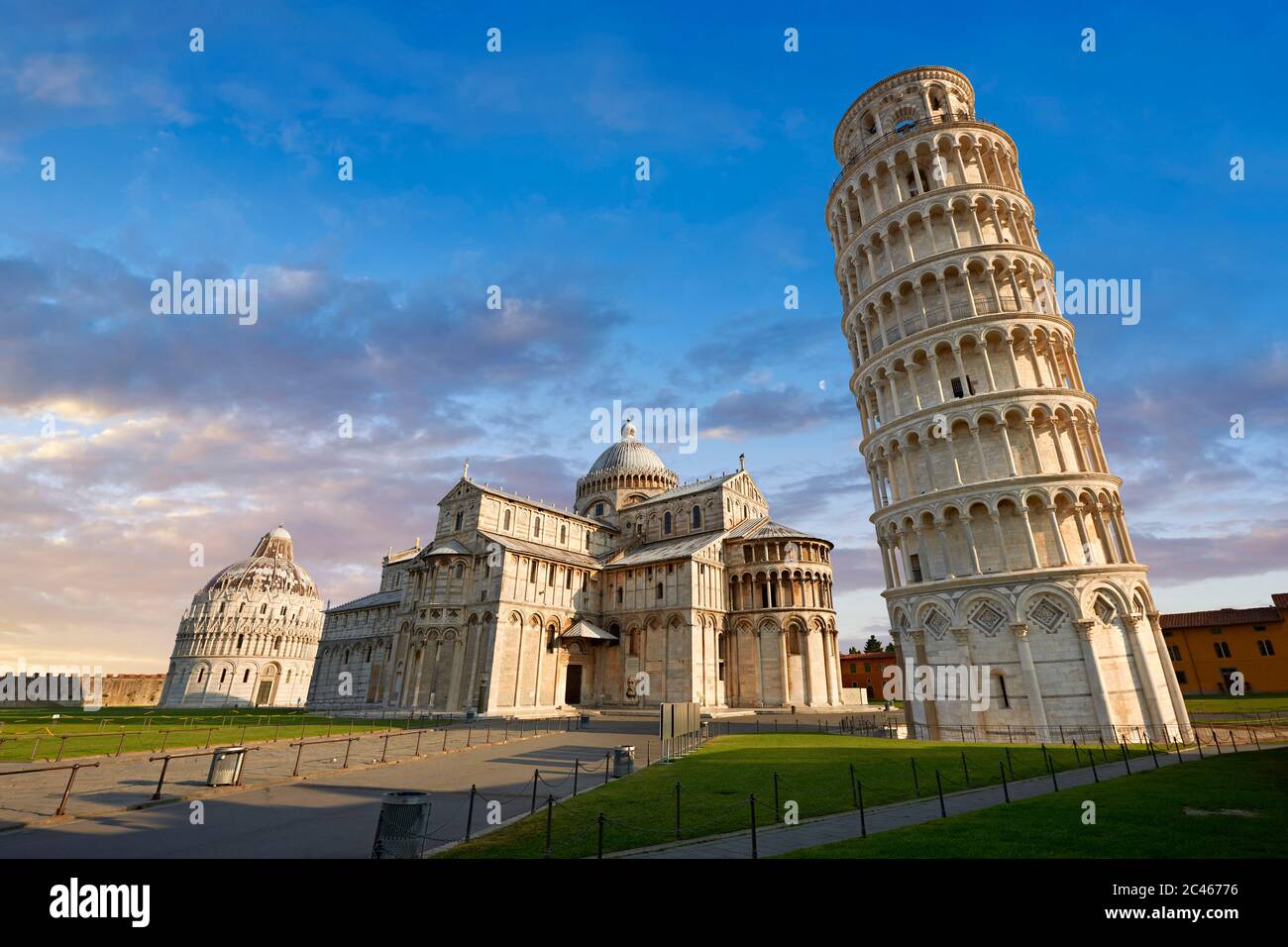 Vista della Torre Pendente romanica di Pisa, del Campanile, Piazza del Miracoli, Pisa, Italia Foto Stock