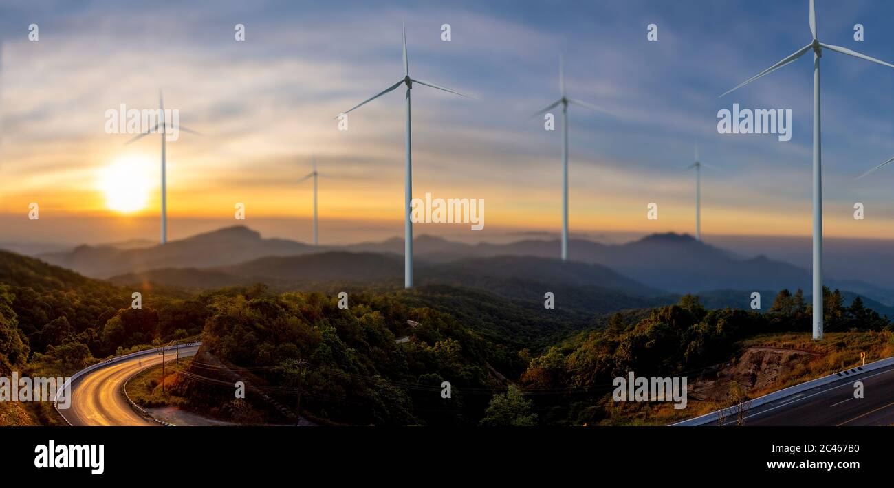 Turbina eolica o il potere di vento tradotto in elettricità, protezione ambientale rendono il mondo non caldo. Foto Stock