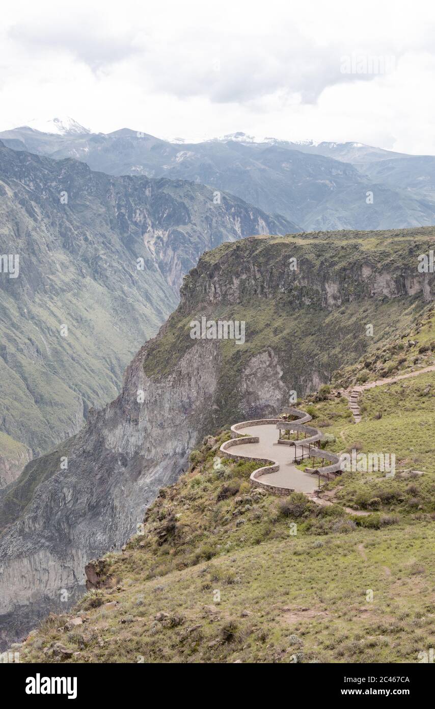 Bellissimo paesaggio del Colca Canyon punto di vista, Arequipa, Perù. Il fiume Colca creò un canyon di circa 70 km. Di lunghezza, essendo il più profondo del mondo. Foto Stock