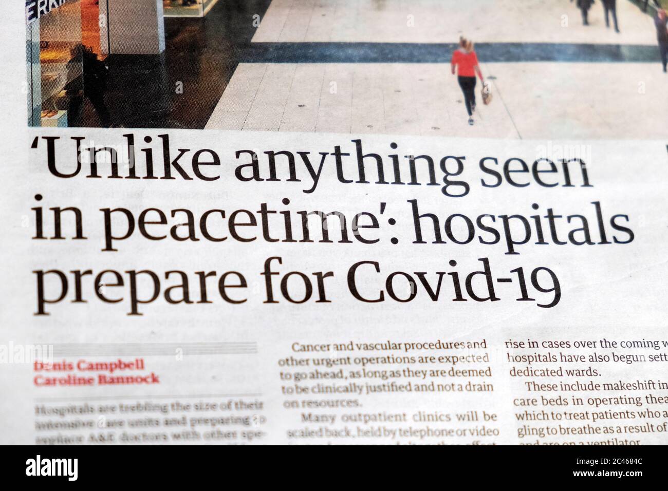 ' 'diversamente da tutto ciò che si vede in tempo di pace': Gli ospedali si preparano per Covid-19' articolo del giornale Guardian 13 marzo 2020 Londra Inghilterra UK Foto Stock