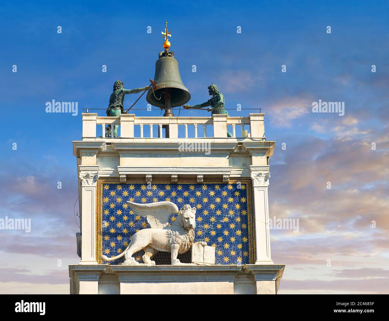Vista sulla cima della torre dell'orologio astrologico di Torre dell'Orologio, Piazza San Marco, San Marco, Venezia, Foto Stock
