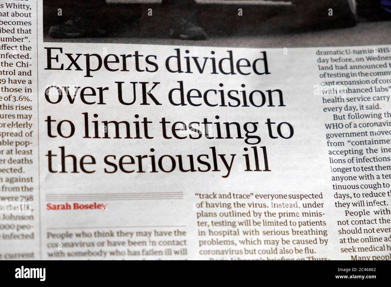 "Gli esperti si sono divisi sulla decisione del Regno Unito di limitare i test ai malati gravi". Giornale Guardian test and trace testing headline London UK England 2020 Foto Stock